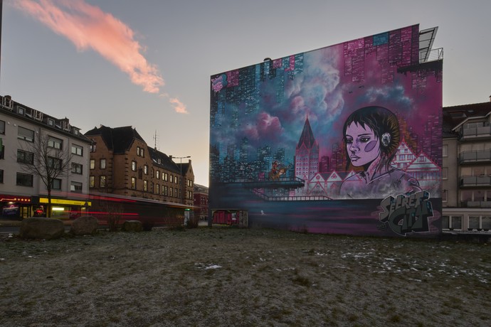 Die Arbeit von Norbert 3000 zeigt eine dystopische Zukunftsvision: Im Jahr 3021 reitet er auf einem Hirsch durch eine nebulöse, purpurne Stadt. Die Arbeit von Norbert 3000 zeigt eine dystopische Zukunftsvision: Im Jahr 3021 reitet er auf einem Hirsch durch eine nebulöse, purpurne Stadt. (vergrößerte Bildansicht wird geöffnet)