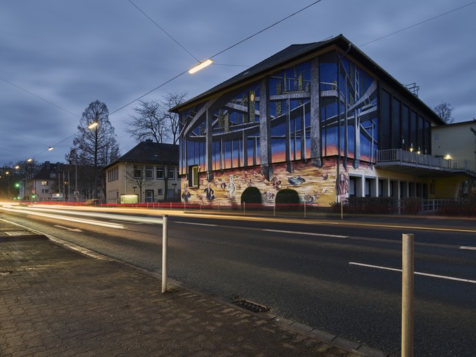 Im Rahmen der Kampagne "Weltbaustellen NRW" gestalteten die Künstler Charles Bhebe und Jan Bresinski die Fassade des Gymnasiums am Löhrtor in Siegen. Im Rahmen der Kampagne "Weltbaustellen NRW" gestalteten die Künstler Charles Bhebe und Jan Bresinski die Fassade des Gymnasiums am Löhrtor in Siegen. (vergrößerte Bildansicht wird geöffnet)